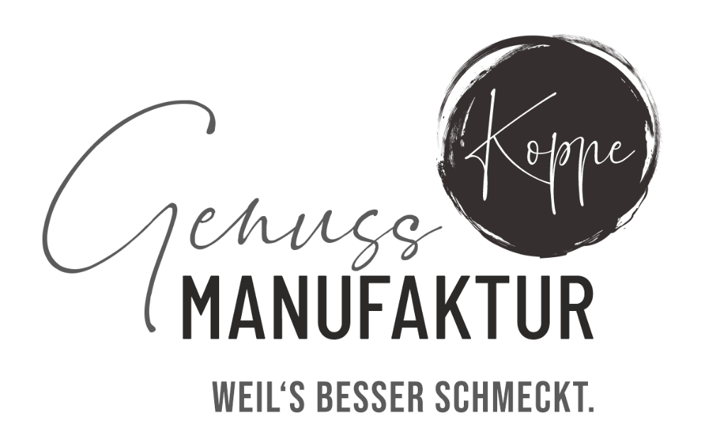 Logo der Genussmanufaktur Koppe: Schriftzug mit 'Genussmanufaktur Koppe' und dem Slogan 'Weil's besser schmeckt'
